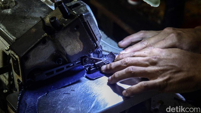 Pekerja beraktivitas pada industri rumahan garmen di Cidodol, Kebayoran Lama, Jakarta Selatan, Rabu (3/7/2024). Industri garmen, konveksi dan tekstil dalam negeri (UMKM) membutuhkan perlindungan pemerintah menghadapi banyaknya barang impor pada sektor tersebut.
