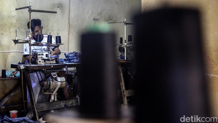 Pekerja beraktivitas pada industri rumahan garmen di Cidodol, Kebayoran Lama, Jakarta Selatan, Rabu (3/7/2024). Industri garmen, konveksi dan tekstil dalam negeri (UMKM) membutuhkan perlindungan pemerintah menghadapi banyaknya barang impor pada sektor tersebut.
