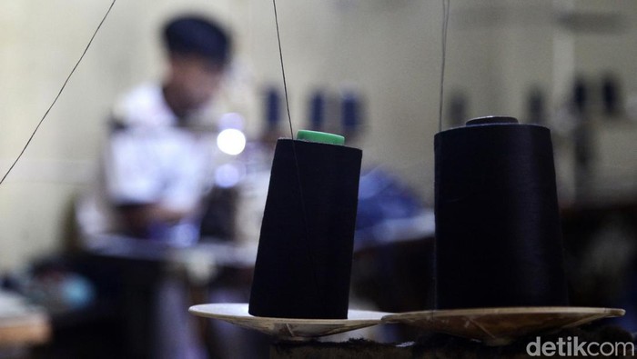 Pekerja beraktivitas pada industri rumahan garmen di Cidodol, Kebayoran Lama, Jakarta Selatan, Rabu (3/7/2024). Industri garmen, konveksi dan tekstil dalam negeri (UMKM) membutuhkan perlindungan pemerintah menghadapi banyaknya barang impor pada sektor tersebut.
