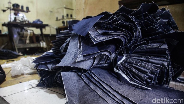 Industri Tekstil Dalam Negeri Butuh Proteksi Pekerja beraktivitas pada industri rumahan garmen di Cidodol, Kebayoran Lama, Jakarta Selatan, Rabu (3/7/2024). Industri garmen, konveksi dan tekstil dalam negeri (UMKM) membutuhkan perlindungan pemerintah menghadapi banyaknya barang impor pada sektor tersebut.
