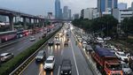 Penampakan Macet di Jalan Gatot Subroto Jakarta Usai Diguyur Hujan