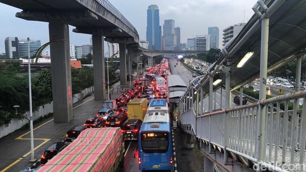 Penampakan Macet di Jalan Gatot Subroto Jakarta Usai Diguyur Hujan