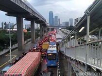 Penampakan Macet di Jalan Gatot Subroto Jakarta Usai Diguyur Hujan