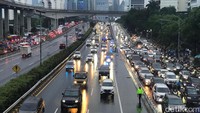 Terpantau jalan menuju arah Cawang dan sebaliknya padat kendaraan.