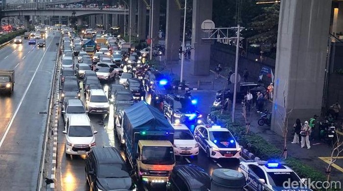 Usai hujan deras mengguyur Jakarta sejak sore membuat sejumlah titik berimbas macet. Jalan Gatot Subroto salah satunya.
