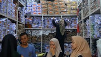 Sejumlah pedagang mengaku pembelian seragam sekolah mulai mengalami peningkatan saat masa libur panjang, menjelang masuknya tahun ajaran baru.   