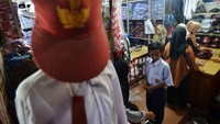Seorang pelajar mencoba seragam baru di sebuah toko perlengkapan sekolah, Pasar Raya Padang, Sumatera Barat, Rabu (3/7/2024).