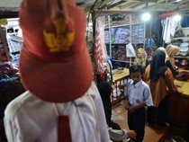 Jelang Tahun Ajaran Baru Pedagang Seragam Sekolah Diserbu