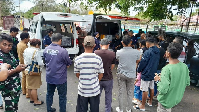 Jenazah PMI ilegal asal NTT saat akan diantar dari Kargo Bandara El Tari Kupang menuju daerah masing-masing. (Dok. BP3MI NTT)
