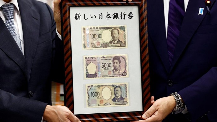 Jepang Luncurkan Uang Baru, Pertama Kalinya Dalam 20 Tahun Japan's Prime Minister Fumio Kishida shows new banknotes with Bank of Japan (BOJ) Governor Kazuo Ueda, on the day of the new notes of 10,000 yen, 5,000 yen and 1,000 yen went into circulation, at the BOJ headquarters in Tokyo, Japan July 3, 2024. REUTERS/Issei Kato/Pool