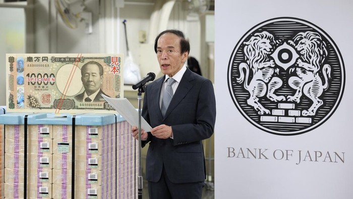 Japans Prime Minister Fumio Kishida shows new banknotes with Bank of Japan (BOJ) Governor Kazuo Ueda, on the day of the new notes of 10,000 yen, 5,000 yen and 1,000 yen went into circulation, at the BOJ headquarters in Tokyo, Japan July 3, 2024. REU