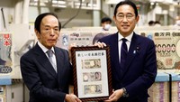 Perdana Menteri Jepang Fumio Kishida (kanan) dan Gubernur Bank of Japan (BOJ) Kazuo Ueda (kiri) menunjukkan uang kertas baru di Tokyo, Jepang, Rabu (3/7/2024).  