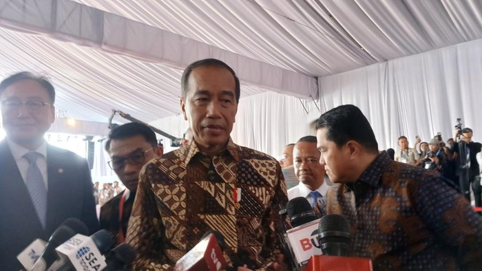 Presiden Jokowi usai meresmikan Pabrik Baterai Kendaraan Listrik, di Karawang, Jawa Barat, Rabu (3/7/2024).