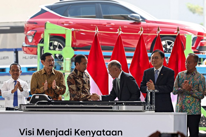 Indonesias President Joko Widodo shakes hands with Hyundai Motor Group Executive Chair Euisun Chung during the launching of Indonesias first battery cell production plant for electric vehicles with an annual capacity of 10 Gigawatt hours (GWh) of battery cells at HLI Green Power, a joint venture between South Koreas Hyundai Motor Group and LG Energy Solution (LGES), in Karawang, West Java province, Indonesia, July 3, 2024. REUTERS/Ajeng Dinar Ulfiana