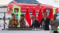 Presiden Joko Widodo berjabat tangan dengan Ketua Eksekutif Hyundai Motor Group Euisun Chung saat peluncuran pabrik baterai kendaraan listrik PT Hyundai LG Industry (HLI) Green Power di Karawang, Jawa Barat, Rabu (3/7/2024).