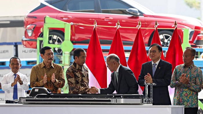 Indonesias President Joko Widodo shakes hands with Hyundai Motor Group Executive Chair Euisun Chung during the launching of Indonesias first battery cell production plant for electric vehicles with an annual capacity of 10 Gigawatt hours (GWh) of battery cells at HLI Green Power, a joint venture between South Koreas Hyundai Motor Group and LG Energy Solution (LGES), in Karawang, West Java province, Indonesia, July 3, 2024. REUTERS/Ajeng Dinar Ulfiana