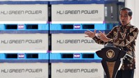 Presiden Jokowi meresmikan pabrik sel baterai pertama yang diklaim terbesar se Asia Tenggara. Fasilitas itu merupakan milik PT Hyundai LG Indonesia Green Power di Karawang, Jawa Barat. Foto: REUTERS/Ajeng Dinar Ulfiana
