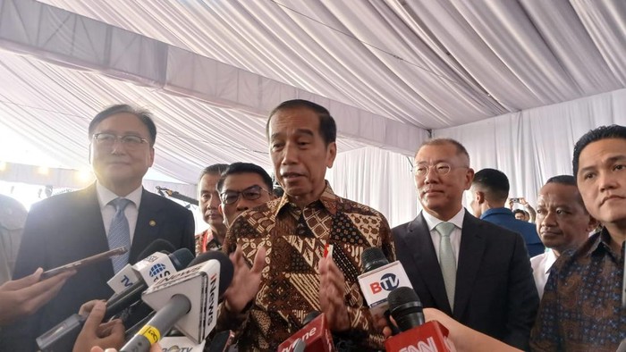 Presiden Jokowi usai meresmikan Pabrik Baterai Kendaraan Listrik, di Karawang, Jawa Barat, Rabu (3/7/2024).