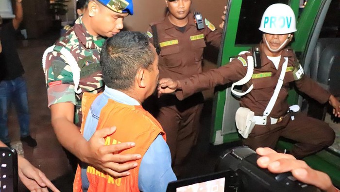Kades Tutuwawang berinisial YE di Kabupaten Maluku Barat Daya ditetapkan tersangka korupsi dana desa Rp 1,2 miliar.