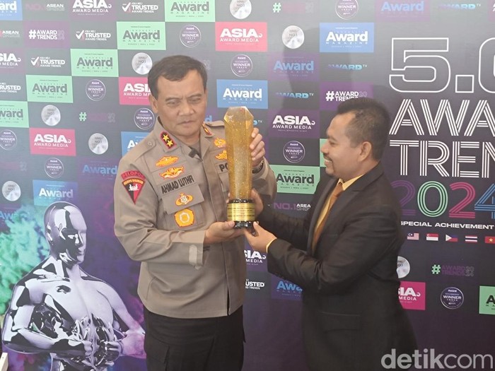 Kapolda Jawa Tengah, Irjen Ahmad Luthfi, menerima penghargaan Indonesia Most Inspiring and Valuable Figure 2024 dari Indonesia Award Magazine di Mapolda Jateng, Semarang, Rabu (3/7/2024).