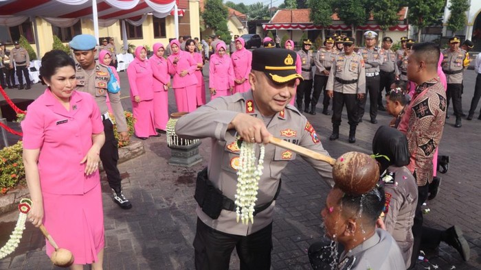 Kapolres Pasuruan AKBP Teddy Chandra memimpin upacara kenaikan pangkat