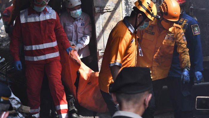 Kebakaran gudang tewaskan lima orang Petugas gabungan dari BPBD, PMI dan relawan mengangkat sesosok jasad ketika terjadi kebakaran gudang toko perabotan rumah tangga di Jalan Tugu, Jati Kramat, Bekasi, Jawa Barat, Rabu (3/7/2024). Kebakaran yang menewaskan lima orang penghuni rumah itu penyebabnya masih dalam penyelidikan pihak terkait. ANTARA FOTO/ Fakhri Hermansyah/Spt.