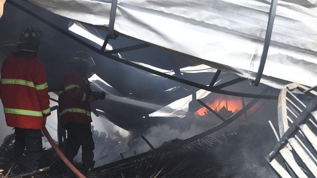 Petugas gabungan dari BPBD, PMI dan relawan mengangkat sesosok jasad ketika terjadi kebakaran gudang toko perabotan rumah tangga di Jalan Tugu, Jati Kramat, Bekasi, Jawa Barat, Rabu (3/7/2024). Kebakaran yang menewaskan lima orang penghuni rumah itu penyebabnya masih dalam penyelidikan pihak terkait. ANTARA FOTO/ Fakhri Hermansyah/Spt.