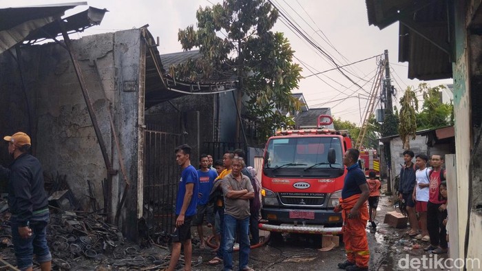 Upaya Pemadaman Berhasil Padamkan Api yang Melahap Keluarga di Bekasi, Kendala Akses Dihadapi Petugas Damkar