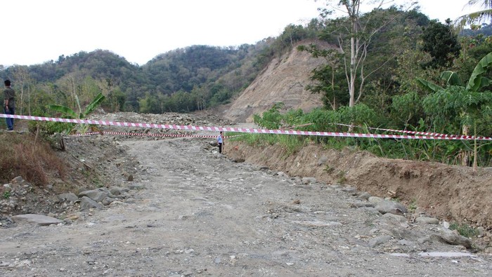 Kejari Gunungkidul saat meninjau lokasi tambang yang diduga menyerobot TKD di Sampang, Gedangsari, Selasa (2/7/2024).