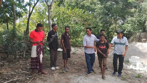Tim Tabur Kejati NTT saat amankan Yanson Nitti  DPO Kejari Kabupaten Kupang. 
Foto: Dok. Kejati NTT