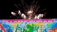 Seluruh mata dan kamera tertuju pada penampilan laser show, video mapping, hingga meriah warna warni kembang api.