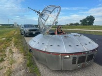 UFO Melintas di Jalan Raya, Berujung Ditilang Polisi