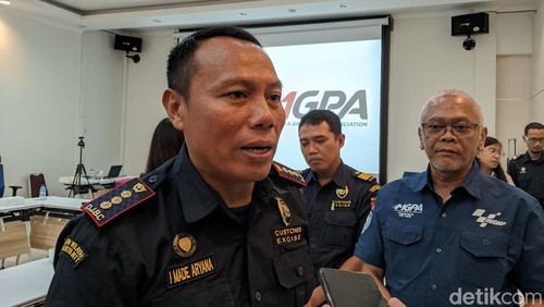 Kepala KPPBC TMP Mataram I Made Aryana memberikan keterangan seusai konferensi pers dengan MGPA di kantornya, Rabu (3/7/2024). (Ahmad Viqi/detikBali)