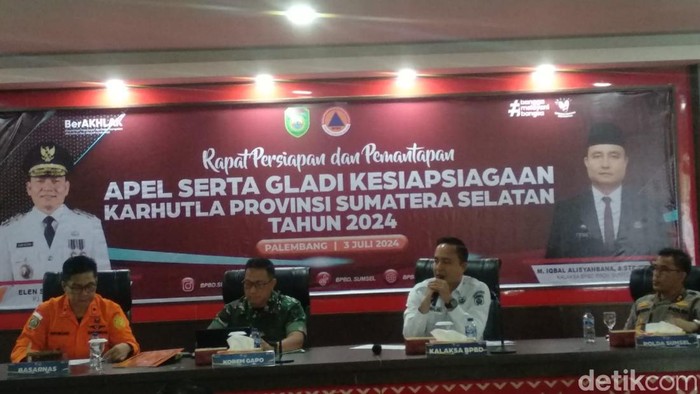 Kepala Pelaksana BPBD Sumsel M Iqbal Alisyahbana pimpin rapat persiapan Karhutla.