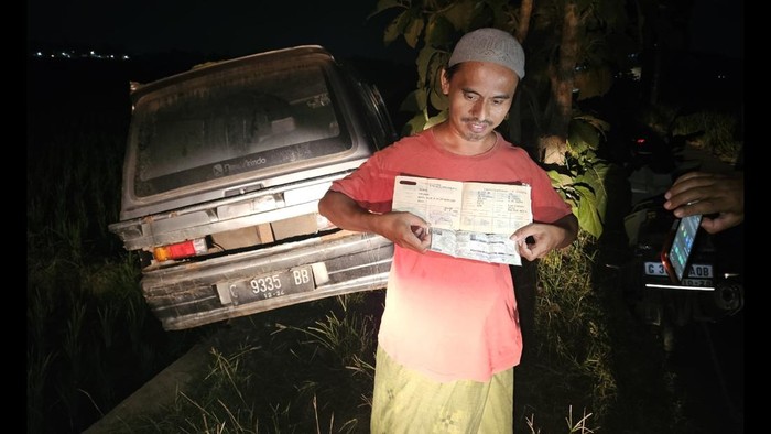 Kholikin (42) pemilik mobil misterius yang meninggalkan mobilnya di sawah Pekalongan.