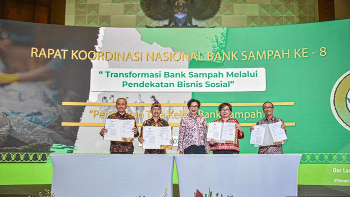 KLHK melakukan kerja sama pembangunan bank sampah dengan Kabupaten Tegal, Jawa Tengah; dan Kuningan, Jawa Barat.