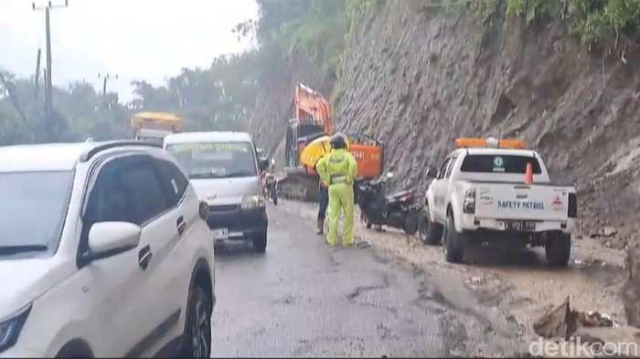 Kondisi Jalan Poros Maros-Bone di Tompo Ladang yang tertimbun longsor.