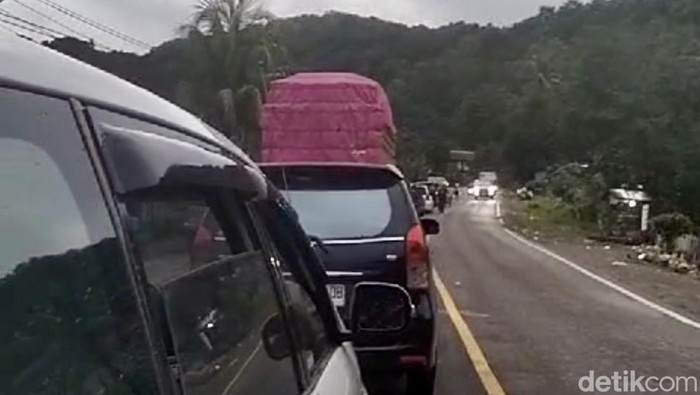Kondisi Jalan Poros Maros-Bone.
