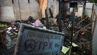 Kondisi rumah wartawan yang terbakar di Kabanjahe, Karo, Sumatera Utara, Selasa (2/7/2024).   