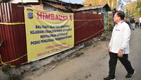 Ketua Harian Kompolnas Irjen Pol (Purn) Benny Josua Mamoto meninjau rumah wartawan yang terbakar di Kabanjahe, Karo, Sumatera Utara, Selasa (2/7/2024).  