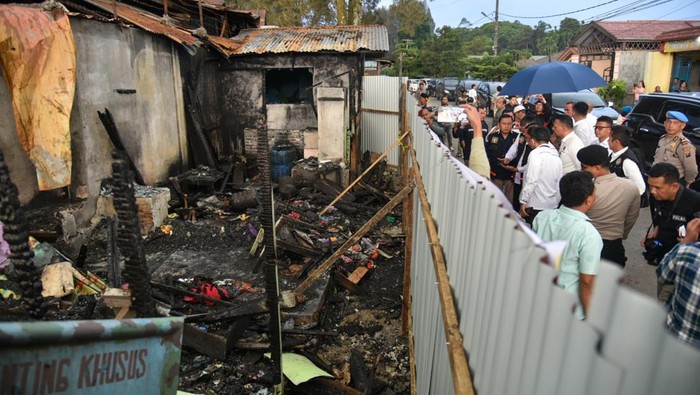 Ketua Harian Kompolnas Irjen Pol (Purn) Benny Josua Mamoto meninjau rumah wartawan yang terbakar di Kabanjahe, Karo, Sumatera Utara, Selasa (2/7/2024). Tim gabungan Polda Sumatera Utara dan Polres Tanah Karo masih mengusut pemicu kebakaran rumah milik wartawan yang menewaskan empat orang korban pada Kamis (27/6/2024) lalu, serta memeriksa 16 saksi dan mengumpulkan barang bukti di lokasi kejadian tersebut. ANTARA FOTO/Fransisco Carolio/rwa.