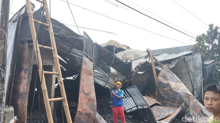 Temuan Tragis: Jasad Keluarga Berpelukan dalam Puing-puing Kebakaran Bekasi