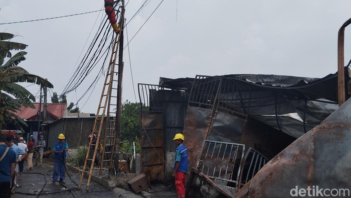 Tragedi Kebakaran Gudang Jatiasih: Keluarga Tewas, Gedung Runtuh