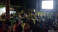 Warga Desa Sarwadadi, Kecamatan Talun, Kabupaten Cirebon menyambut kedatangan seluruh korban meninggal dunia dari insiden kebakaran yang terjadi di Jatiasih Bekasi Jawa Barat, Rabu (3/7/2024) pagi.