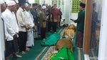 Saat 5 Korban Kebakaran Maut Jatiasih Disalatkan Warga Talun