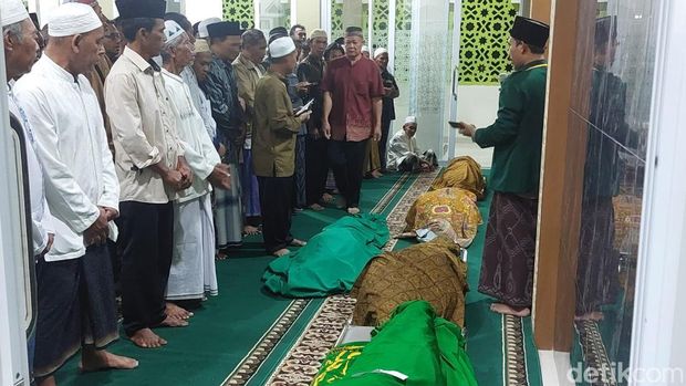 Korban kebakaran di Jatiasih tiba di Talun, Kabupaten Cirebon