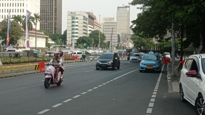 Jalan Merdeka Barat Pulih Kembali, Arus Lalu Lintas Berjalan Normal Pasca Unjuk Rasa