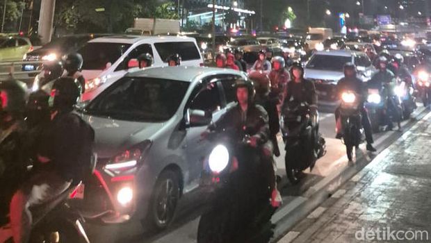 Lalu lintas di Jl Gatot Subroto arah Semanggi pukul 19.52 WIB (Tiara/detikcom).