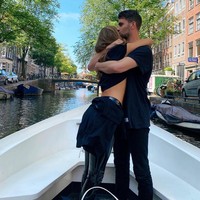 Luna pun diketahui ikut berbangga dengan prestasi kekasihnya. Ketika baru saja dinaturalisasi, wanita 25 tahun tersebut membagikan potret Marten dengan Erick Thohir di Insta Story dan menulis, Proud of you dengan emoji hati. Foto: Instagram @lunabijl