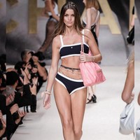 Begini penampilan pacar calon kiper timnas Indonesia tersebut ketika jadi model peragaan busana Chanel.  Foto: Instagram @lunabijl